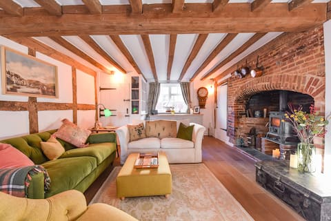 2 Tudor Cottage - Cosy period cottage, West Sussex