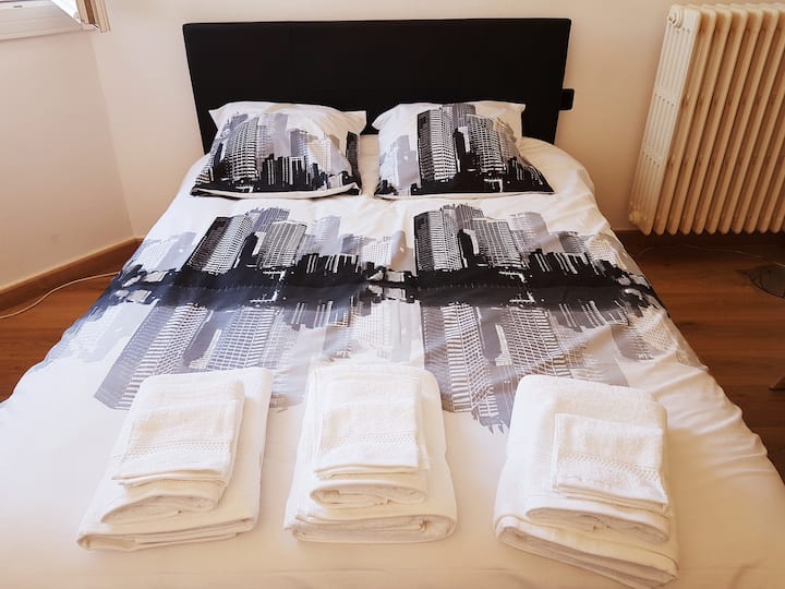 Wageni watakuwa na taulo 3 kwa kila mtu (moja kubwa, wastani mmoja na moja ndogo). Pia tunatoa mkeka wa kuogea, taulo ya vyombo na taulo ya mikono.