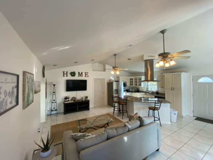 Hot Tub, Fire Pit, Private Backyard, King Bed - Winter Park, FL