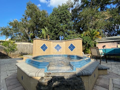 Hot Tub, Fire Pit, Private Backyard, King Bed