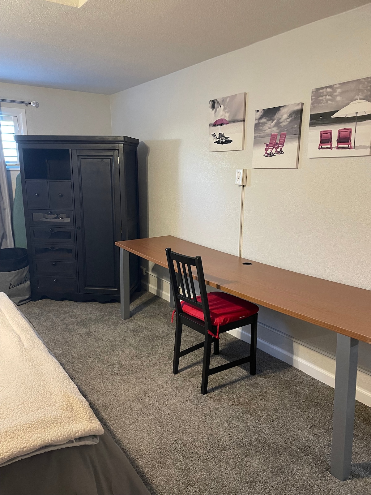 Zona e punës në dhomën kryesore të gjumit 