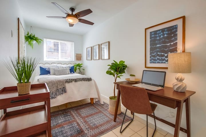 Ocean View ☆ Steps to Beach & Dining ☆ AC ☆ DogsOK gallery image 3