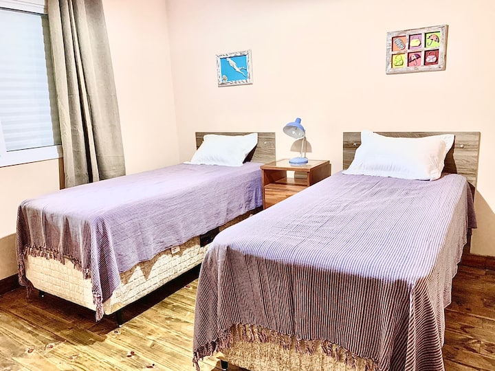 Საძინებელი ანტრესოლით - ორი ახალი საწოლი, კარადა, სრული სარკე, კაუჭები, კონდიციონერი, ეკრანიზებული ფანჯარა, ფარდა და ვენტილატორი