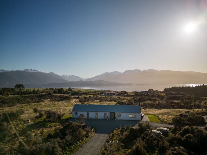 New Te Anau Holiday Home- Views, Spa & Space