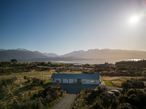 New Te Anau Holiday Home- Views, Spa & Space