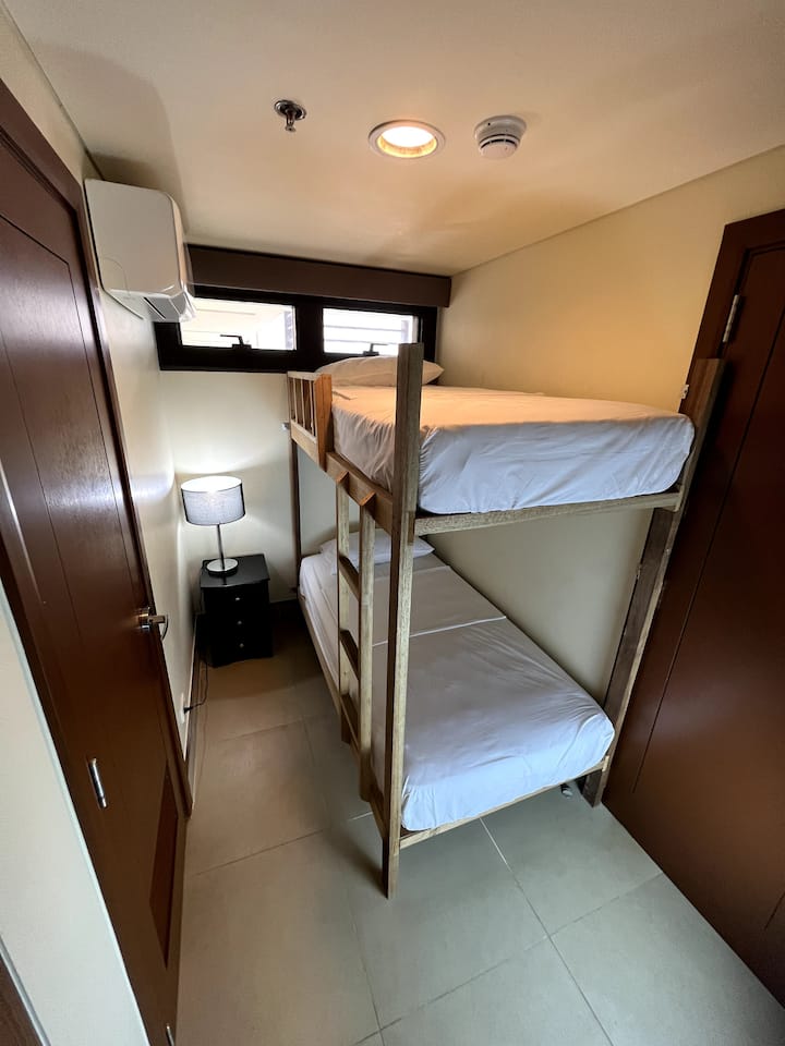 Dormitorio 3, adecuado para niños o personal doméstico. Con aire acondicionado de tipo split y baño privado.