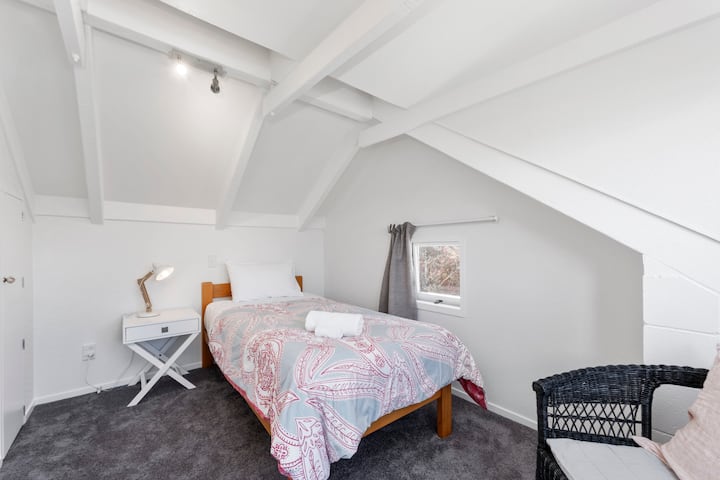 Прв кат - спална соба 3 - единечен брачен кревет (широк 180 - 180 -