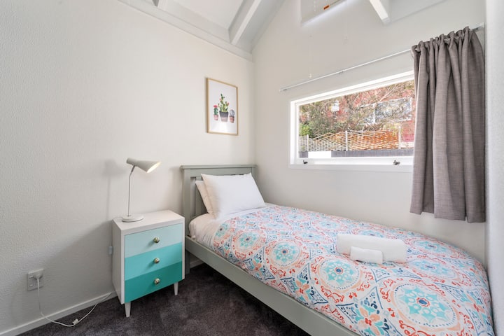 Приземје - спална соба 2 - единечен кревет