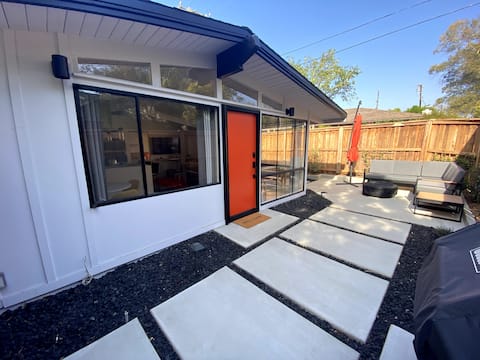 1960's Hideaway - Walk  to Colleges and Village