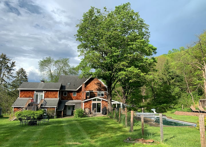 Hiking Trails, Peaceful, Convenient with Pool Houses for Rent in High