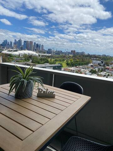 Views to MCG and walk to Swan St Restaurants