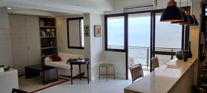 Телевизорска соба со кауч на спуштање.