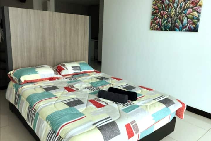 Zona giorno con letto matrimoniale