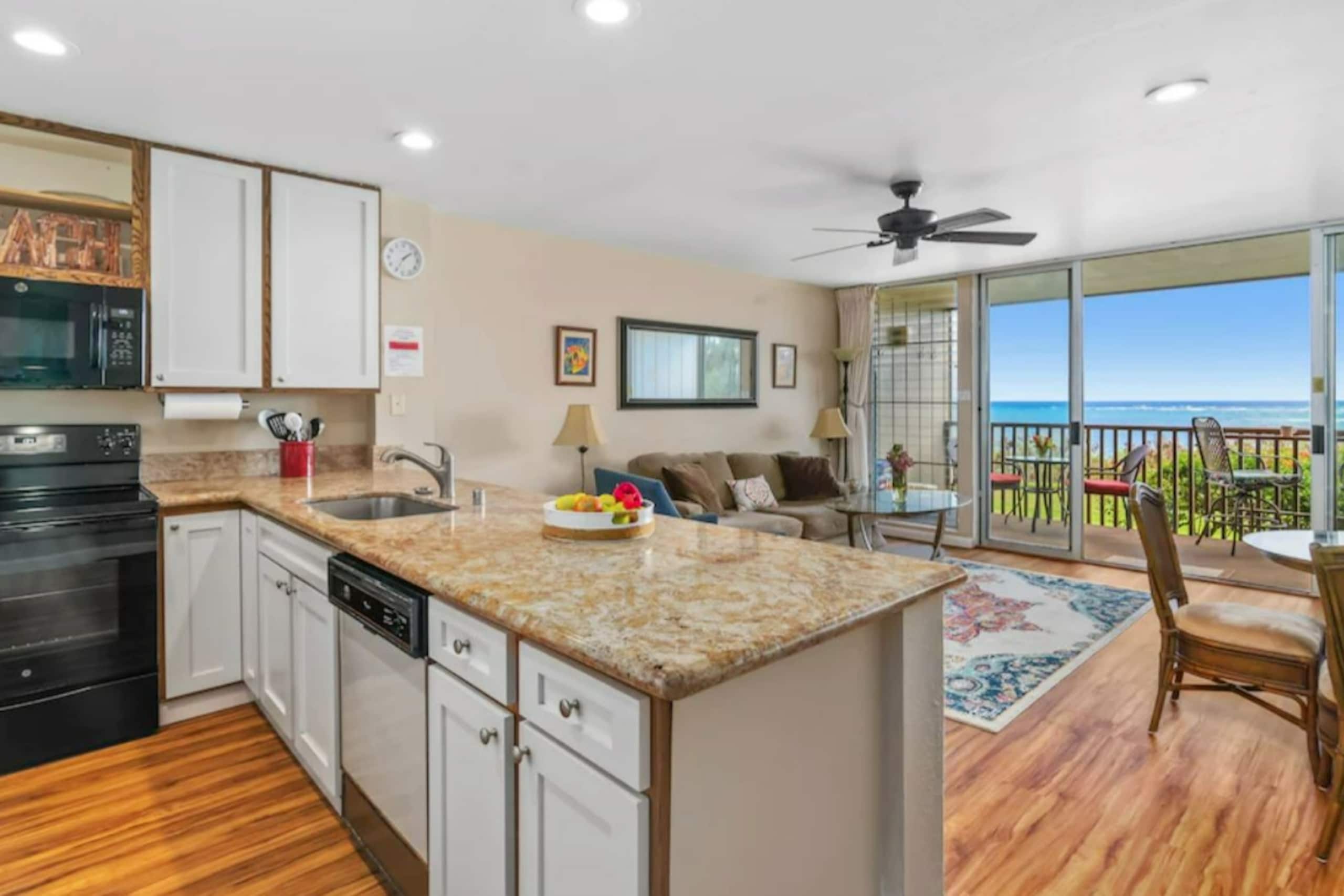 Beautiful OCEANFRONT Kauai Condo with beach access - Photo 2