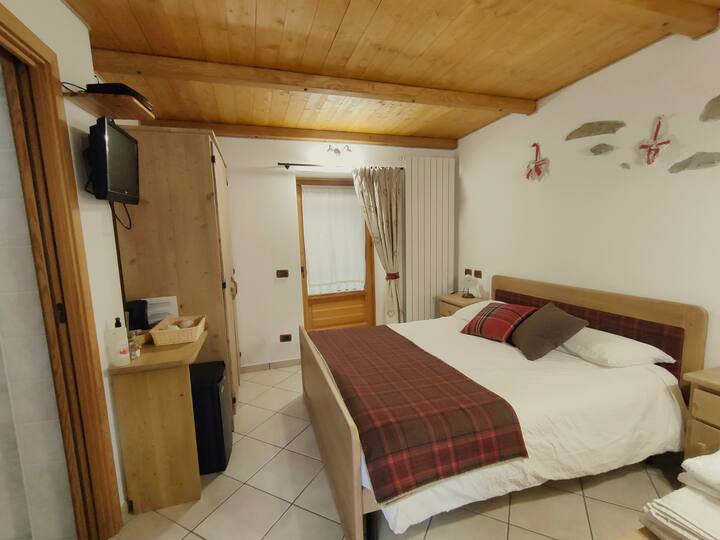 Ang kuwarto sa Brigitte sa unang palapag: ito ay isang double room na humigit - kumulang 20 m2 na may pribadong balkonahe. Ito ang aming paboritong kuwarto - ito ay napaka - komportable at ang kahoy na kisame ay nagpaparamdam sa iyo na parang nasa bahay ka lang.