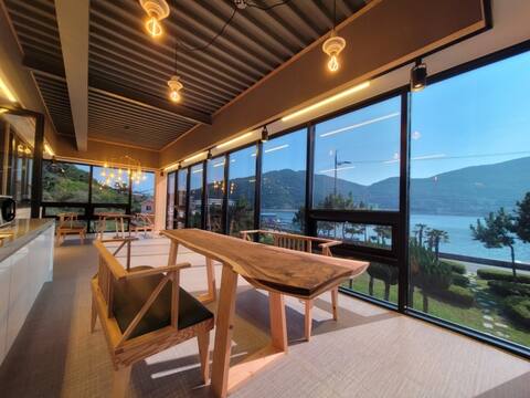 A spacious 40-pyeong home in a glass window overlooking the sea for a quiet healing.