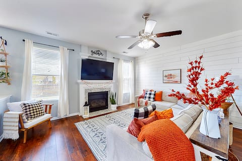 Beautiful Cozy Family Home - Gated Yard