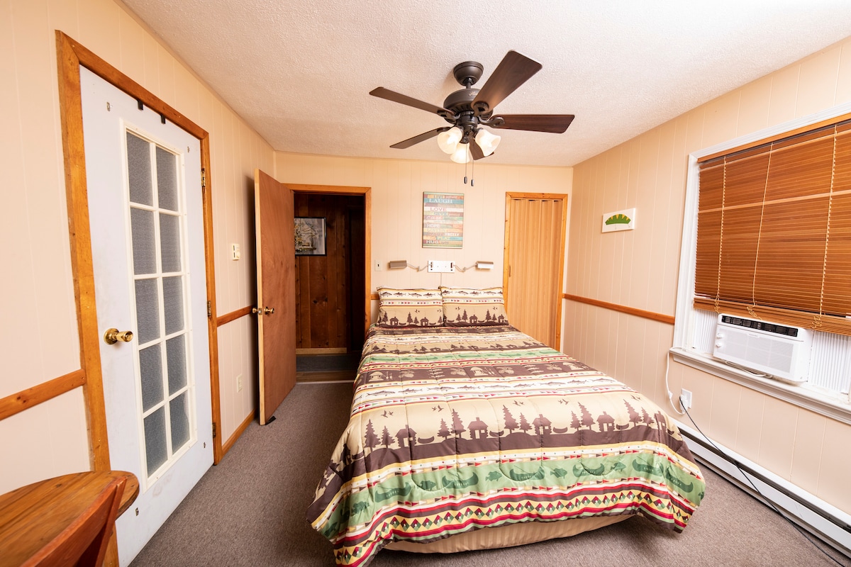 ห้องนอนเตียงควีนไซส์พร้อมประตูบานเลื่อนไปยังดาดฟ้าเล็กๆซึ่งคุณจะเพลิดเพลินกับกาแฟยามเช้าในขณะที่ชื่นชมวิว