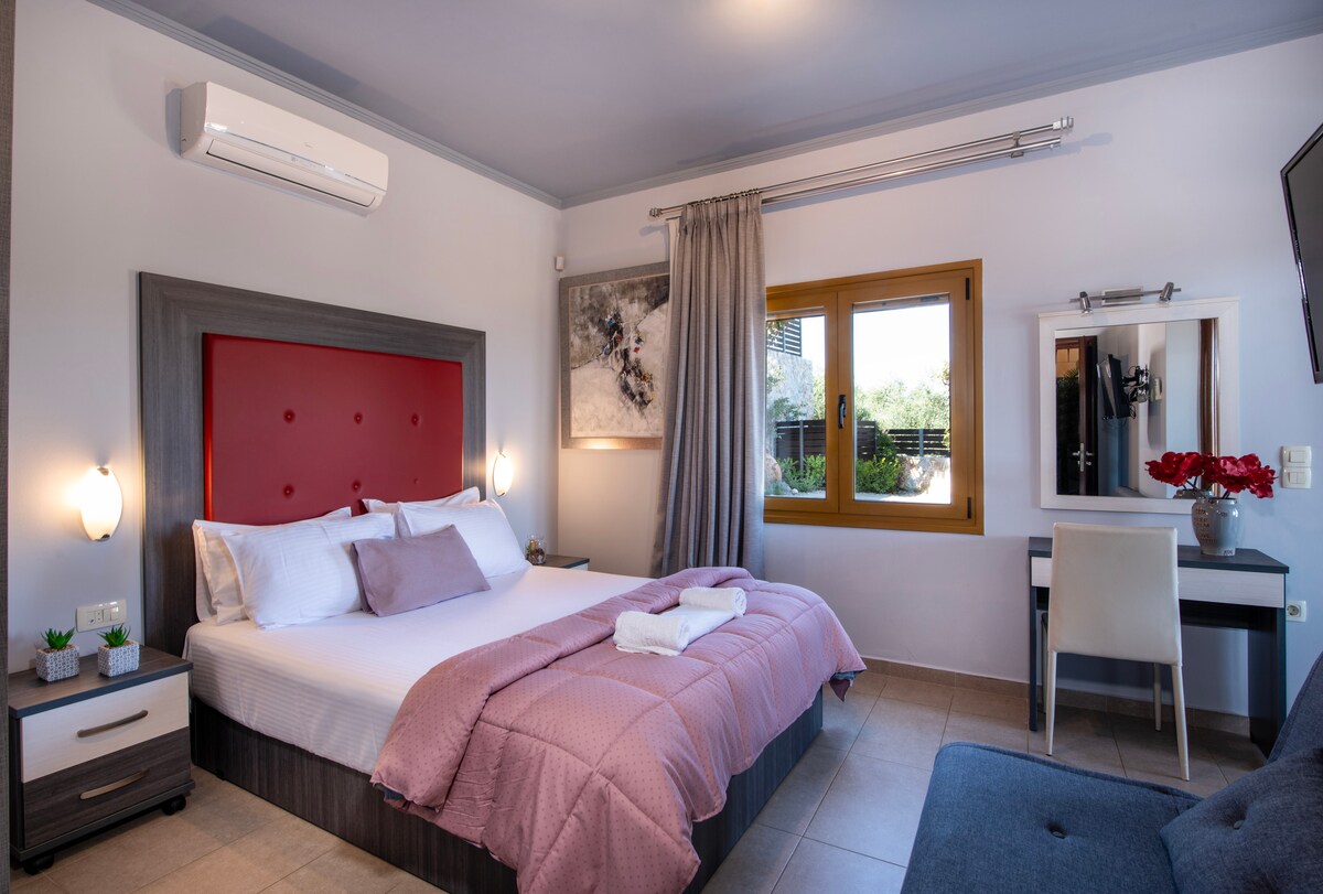 下层的主卧-加大双人床、智能电视、空调、套房浴室和现代装饰！