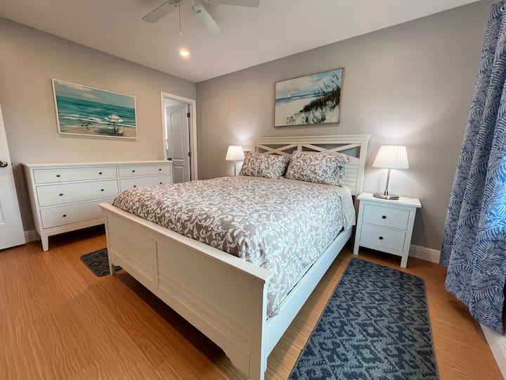 Მთავარი საძინებელი 152 × 203 სმ ზომის საწოლით