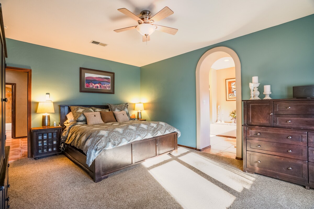 Dormitorio principal con cama tamaño king.