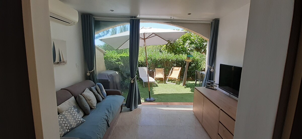 Top Airbnb: Comfortable two-room apartment with garden, bright and quiet. a Le Lavandou