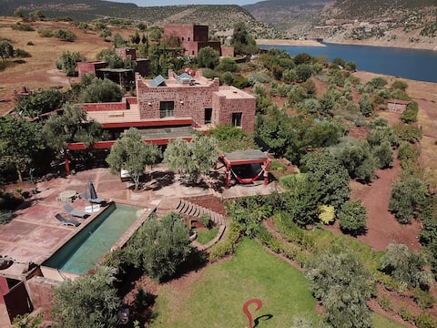 Villa on the lake, respectful of nature