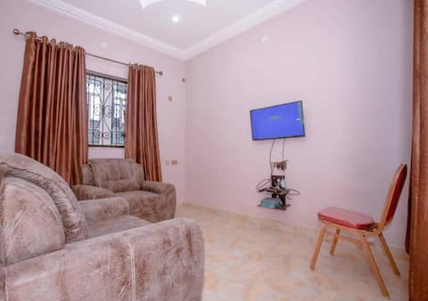 Lovely 1 bedroom serviced apartment with space.