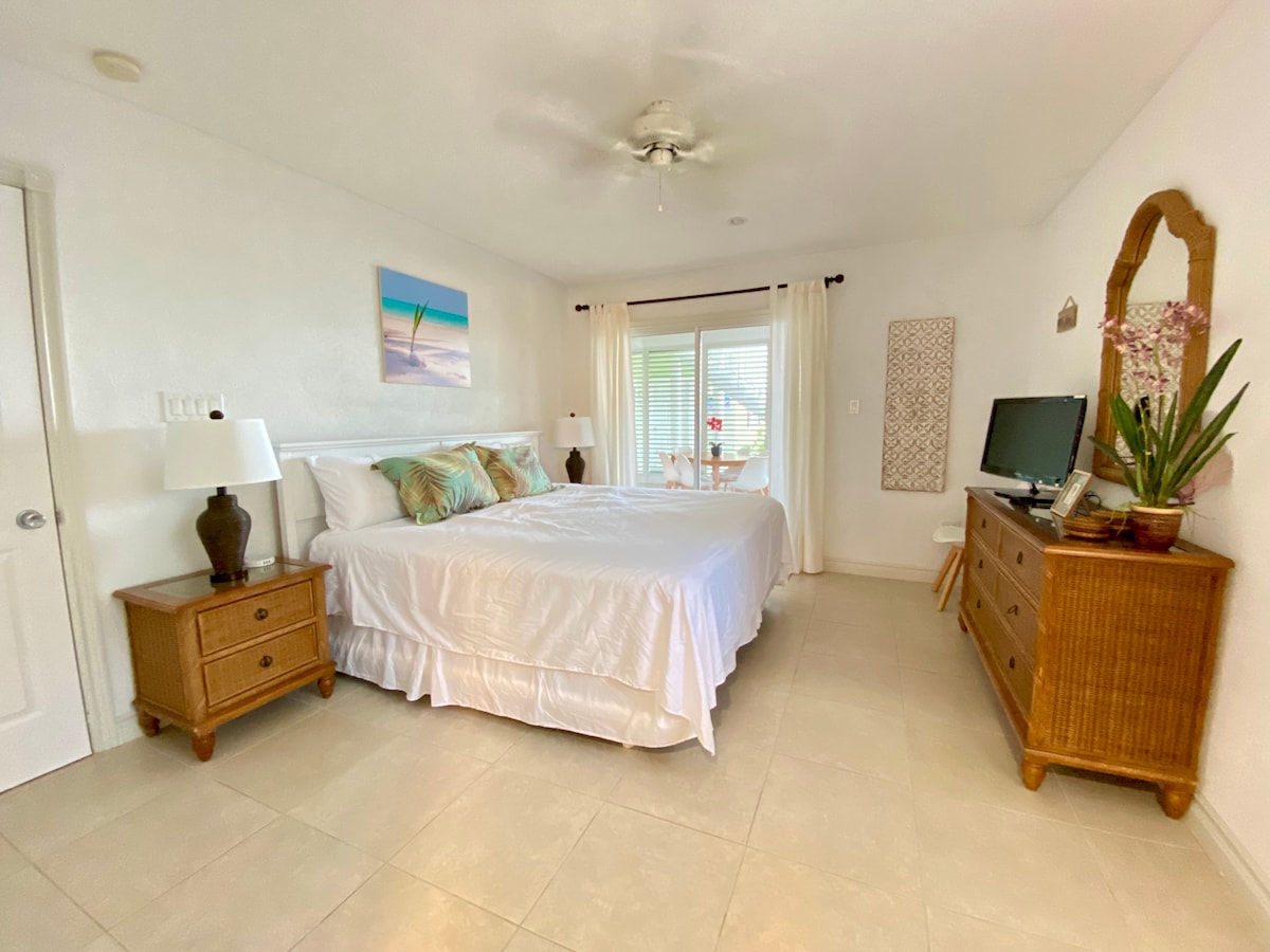 Chumba cha kulala cha kiwango cha juu kilicho na kitanda cha ukubwa wa king.