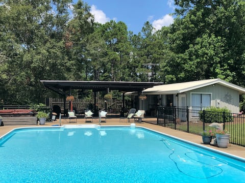 Adorable cottage with pool and hot tub