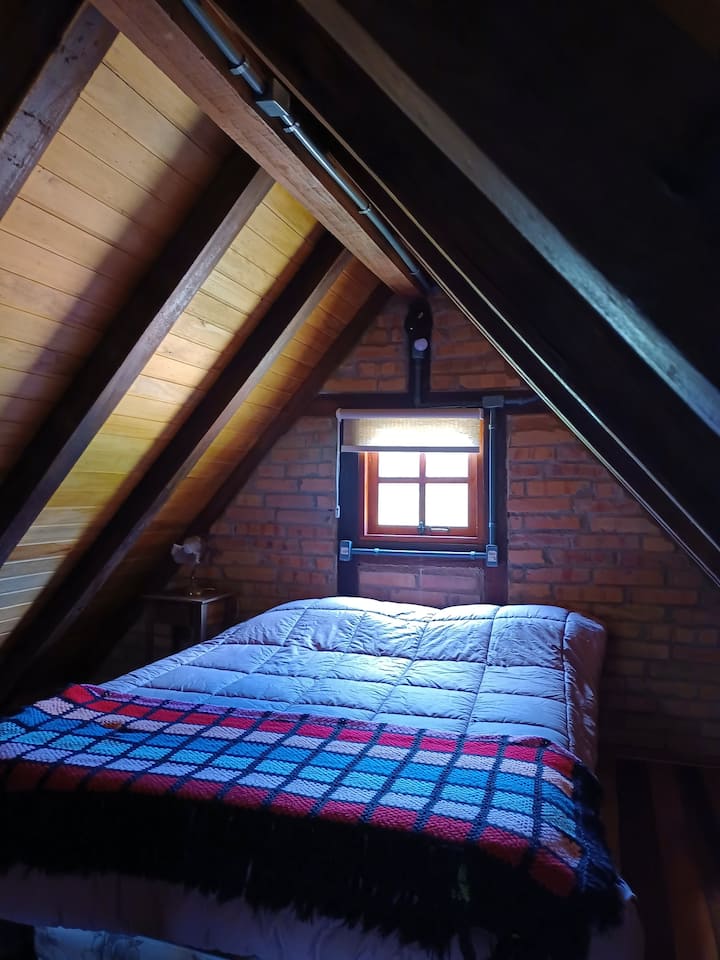 Dvojposteľ na poschodí s veľkým šarmom.
