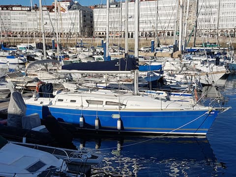 Propiedad de Airbnb exitosa: A charming boat in the center of La Coruña en A Coruña