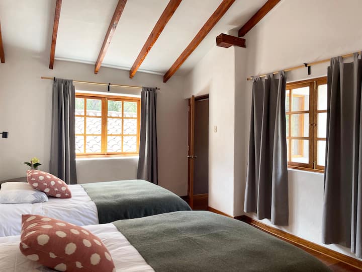 Главна спална соба со 2 полни кревета и приватна бања. Оваа соба се наоѓа на вториот кат од куќата.