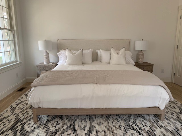 donja primarna spavaća soba s luksuznom posteljinom