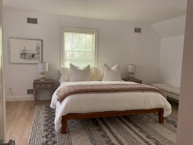 Primarna spavaća soba na katu s luksuznom posteljinom 