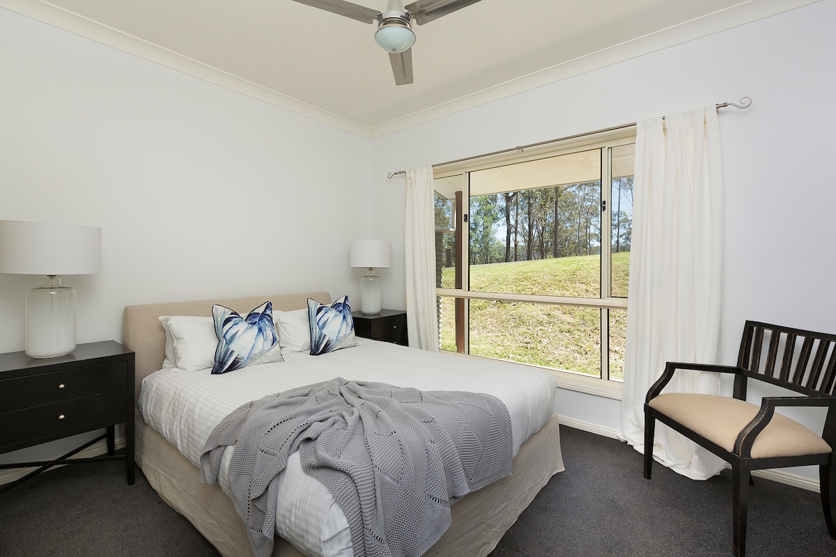 Chambre ensoleillée avec vue sur la nature et mobilier moelleux pour une détente ultime!