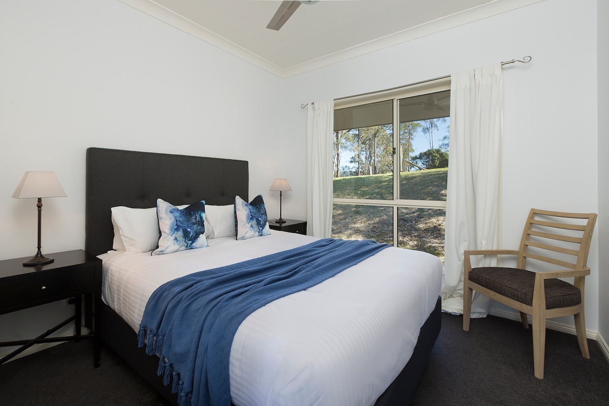 Espace lumineux et aéré avec vue luxuriante et décor chic pour une retraite paisible!