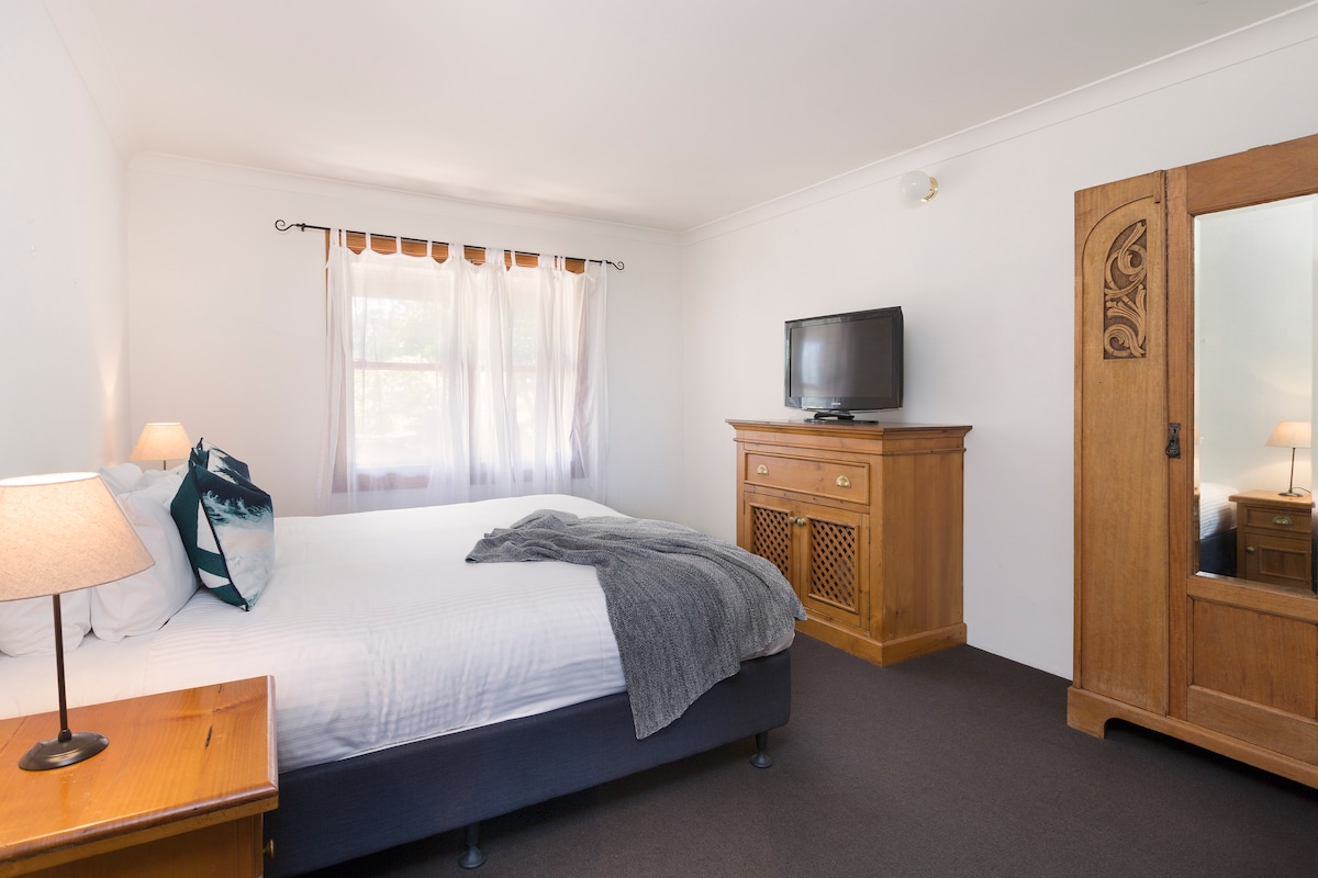 Détendez-vous avec style dans un espace lumineux aux accents de bois classiques!