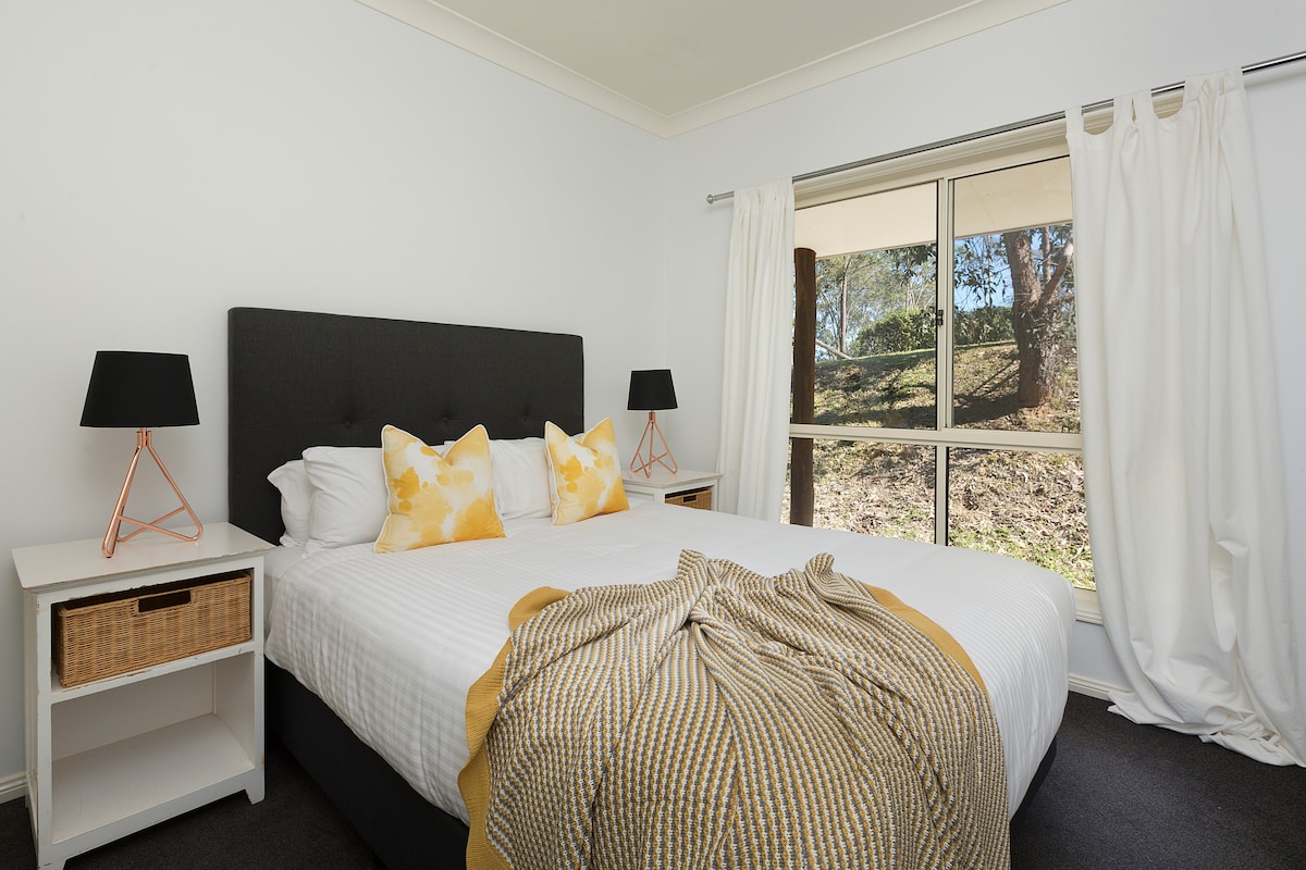 Chambre lumineuse et aérée avec une décoration élégante et une vue sereine sur la nature!