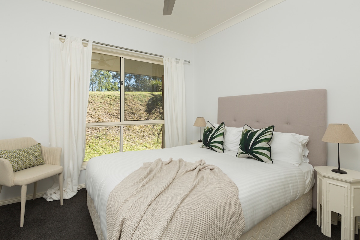 Détendez-vous avec style grâce à la literie moelleuse et à la vue paisible depuis les grandes fenêtres!