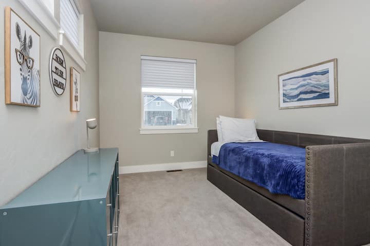 Troisième chambre avec lit gigogne (le deuxième lit jumeau se détache pour accueillir deux personnes).