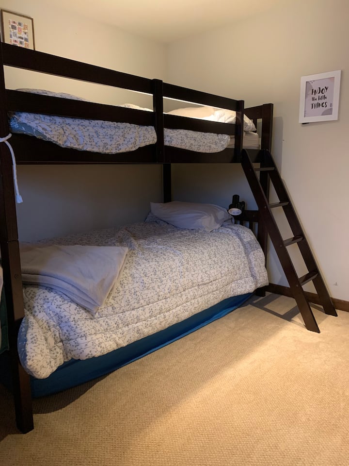 Спалня на основния етаж с двуетажно легло (и разтегателен матрак)