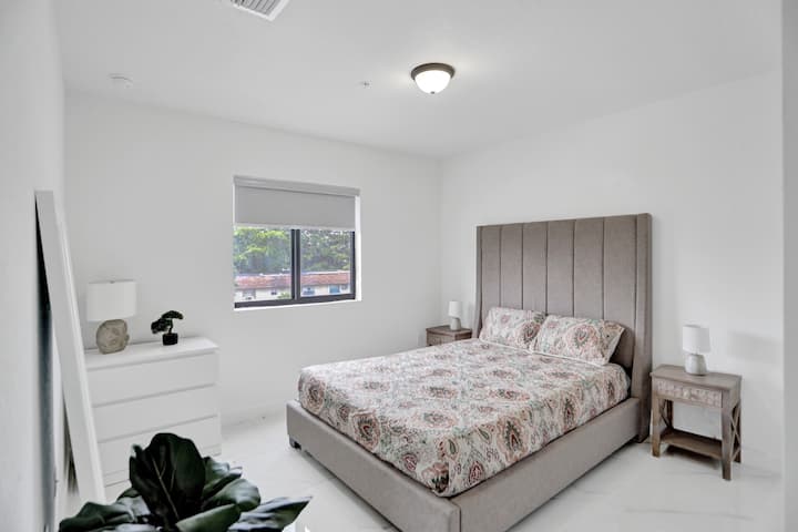 Naše vkusne zariadené spálne ponúkajú matrace s pamäťovou penou, 100% bavlnenú posteľnú bielizeň, zatemňovacie rolety a dostatok priestoru v skrini a šatníka.