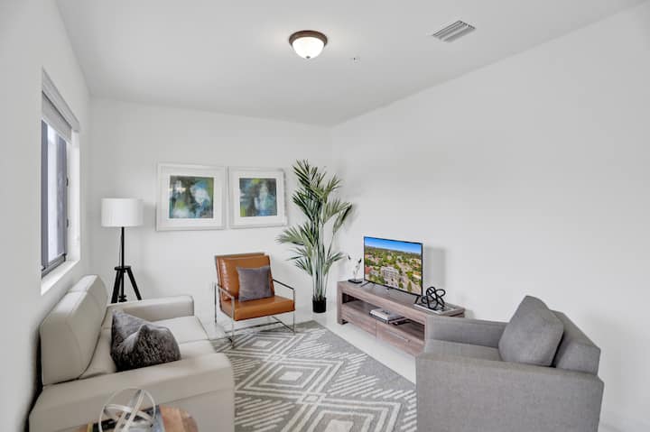 Profesionálne zariadený a navrhnutý tak, aby našim hosťom ponúkol štýlový a pohodlný priestor. Vďaka našim ručne vyberaným doplnkom je tento priestor príjemný a útulný.