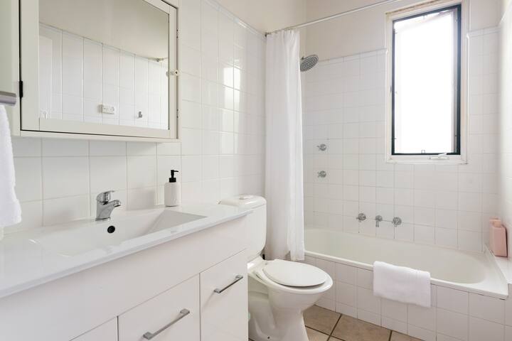 Entire home just minutes from beach gallery image 5