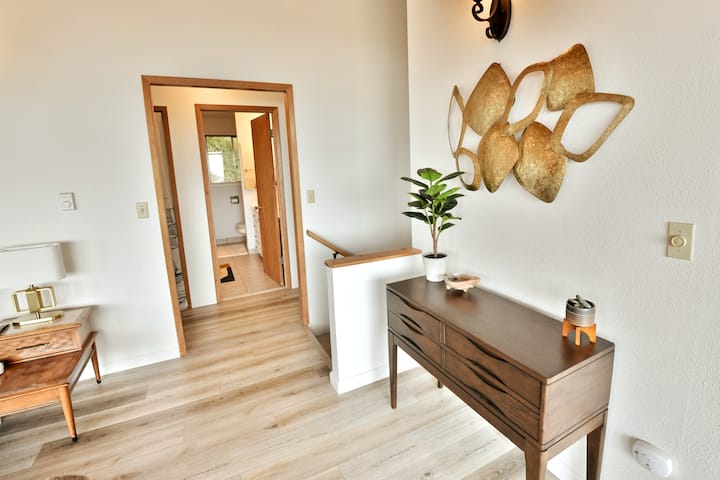 Ocean Creek Haus: Ocean Views + Babbling Creek - Lincoln City, OR
