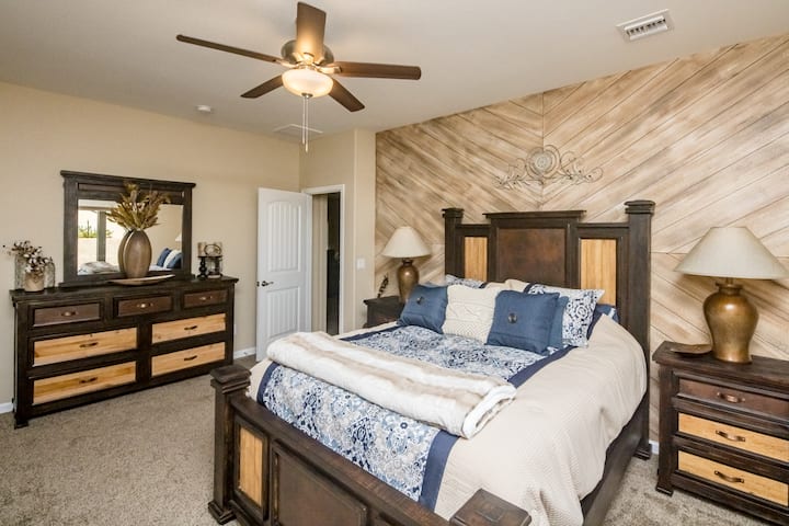 Prekrasna spavaća soba s glavnom kupaonicom i TV-om za opuštanje nakon zabavnog dana 