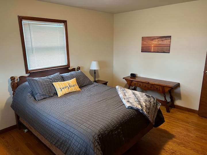 Glavna spavaća soba. Bračni krevet (širine 150 – 179 cm).