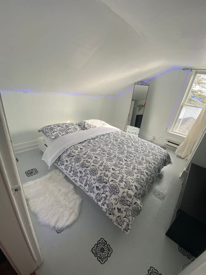 בחדר מס '1 יש נוף נהדר לאגם, טלוויזיה חכמה של Roku עם נטפליקס ואפליקציות אחרות.