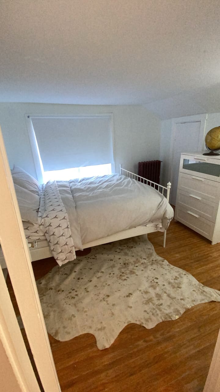 חדר מס '2 הוא סופר נעים עם נוף לרחוב.